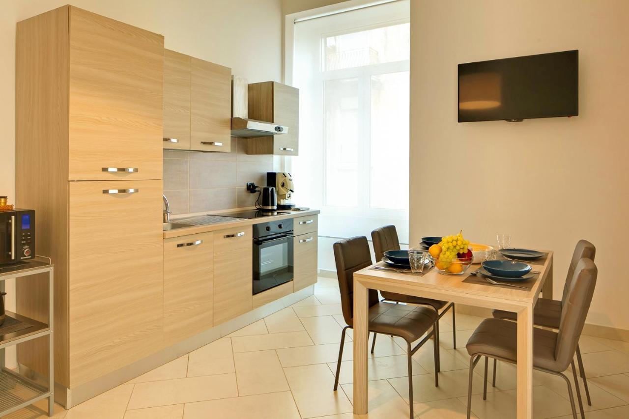 Le Corti Di Napoli Apartments Екстериор снимка